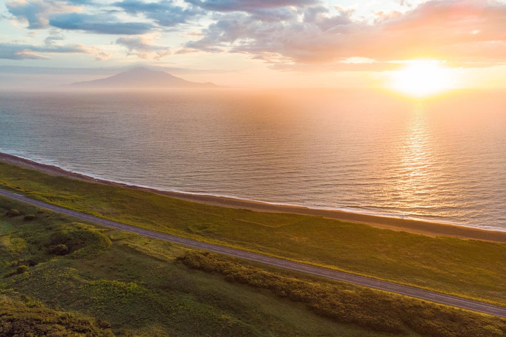 <p>利尻島がうっすらと見える。</p>