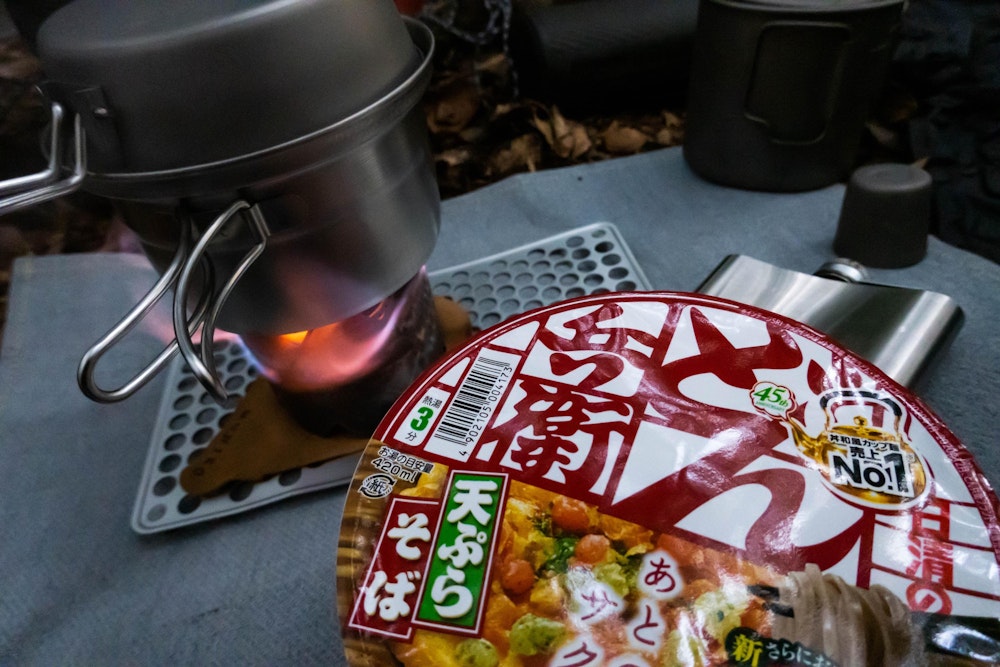 <p>年越しそば（どん兵衛）を食べて過ごす大晦日。<br>さすがにこんな過ごし方をした大晦日は初めてなので実感はないが、大晦日だ。</p>