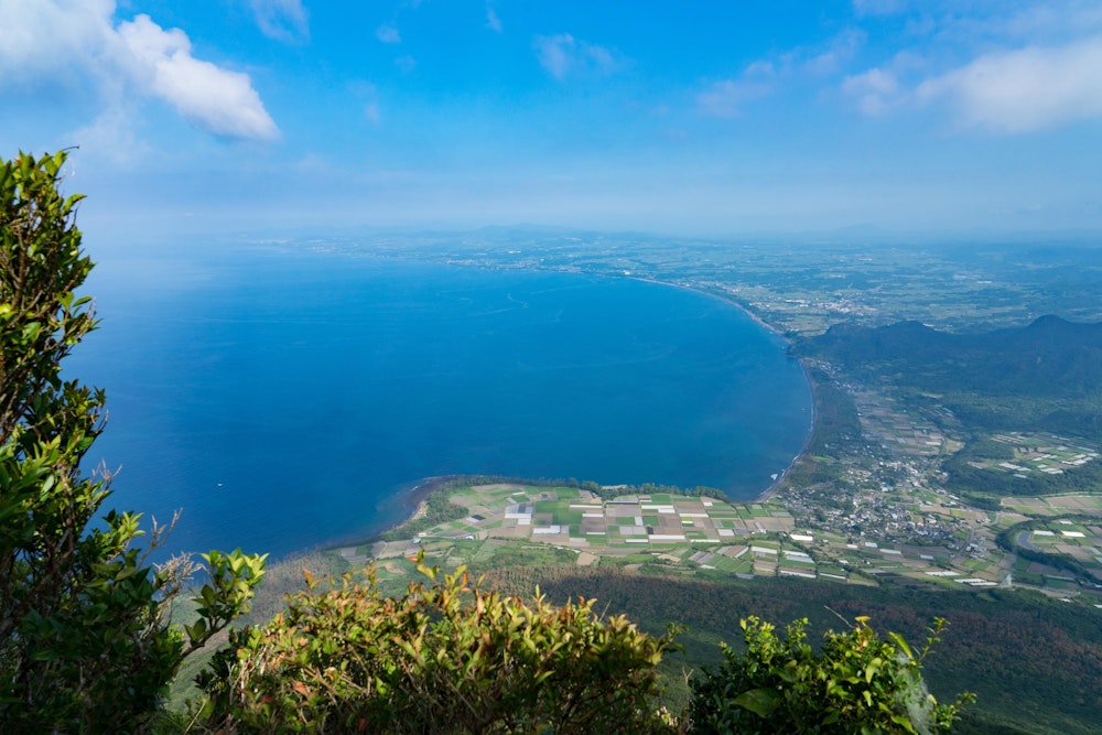 <p>山頂直下の好展望地。海がすぐそこだ。</p>