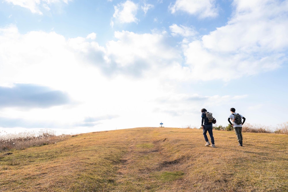 <p>井山展望台は広大な草原になっている。今日初めてこういった開けた場所に出た。</p>