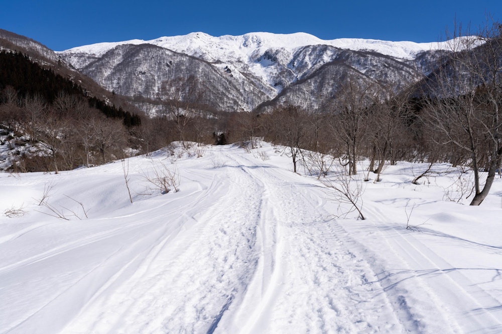 <p>午後になり、下りはかなり雪が緩んでいたが、おかげで素早く下山することができた。<br>稜線を振り返って、最高の風景との出会いに感謝した。</p>