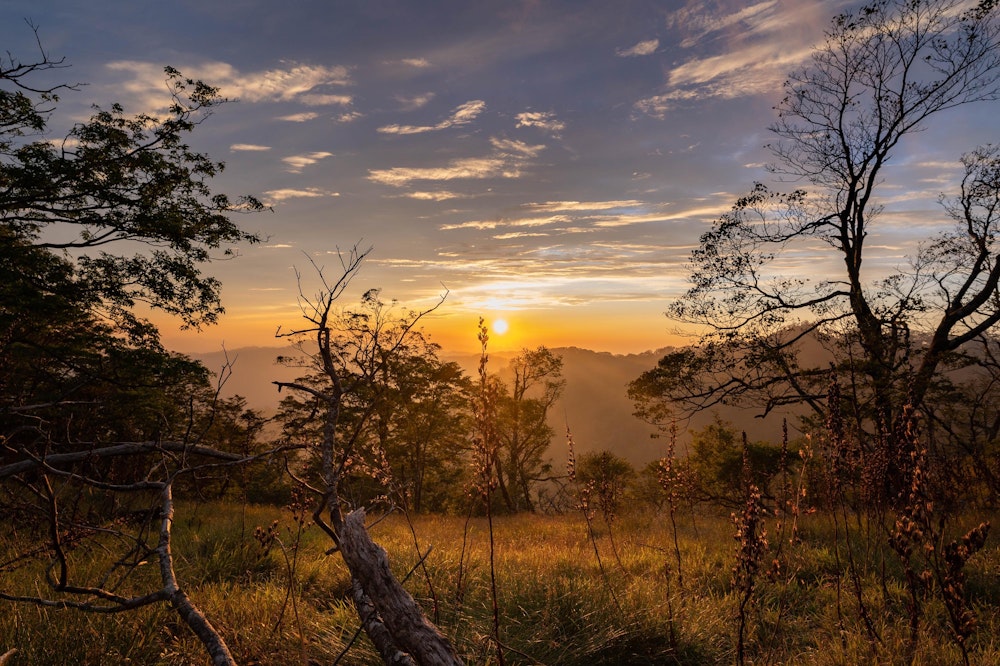 <p>地平線に沈む太陽を見送る。</p>
