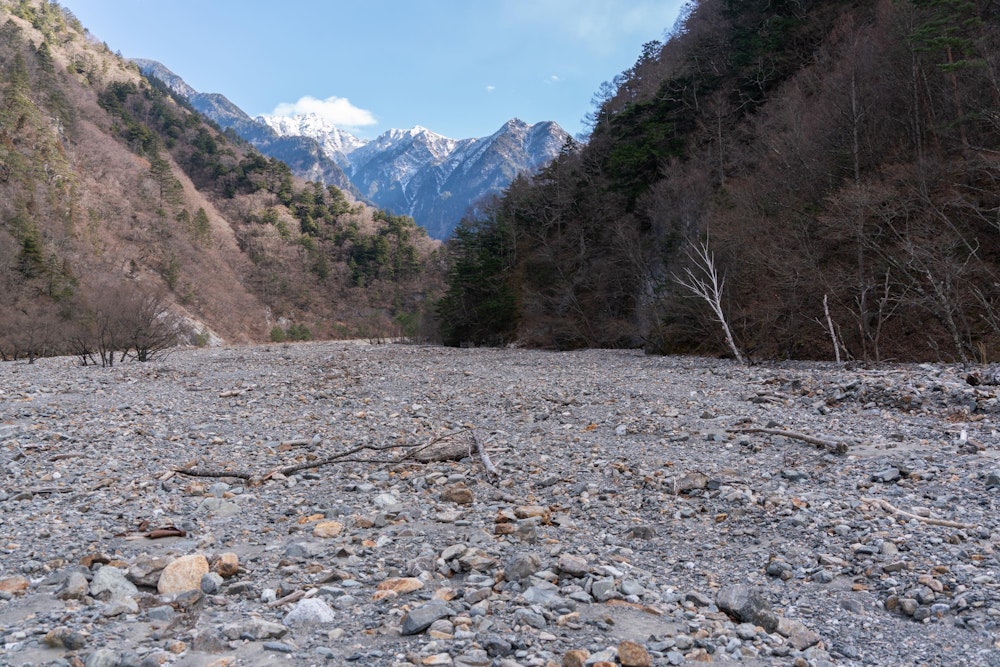 <p>冬季は北沢峠までのバスは出ていないため、戸台河原に車を停めてそこから長い河原歩きを経て北沢峠を目指す必要がある。</p>