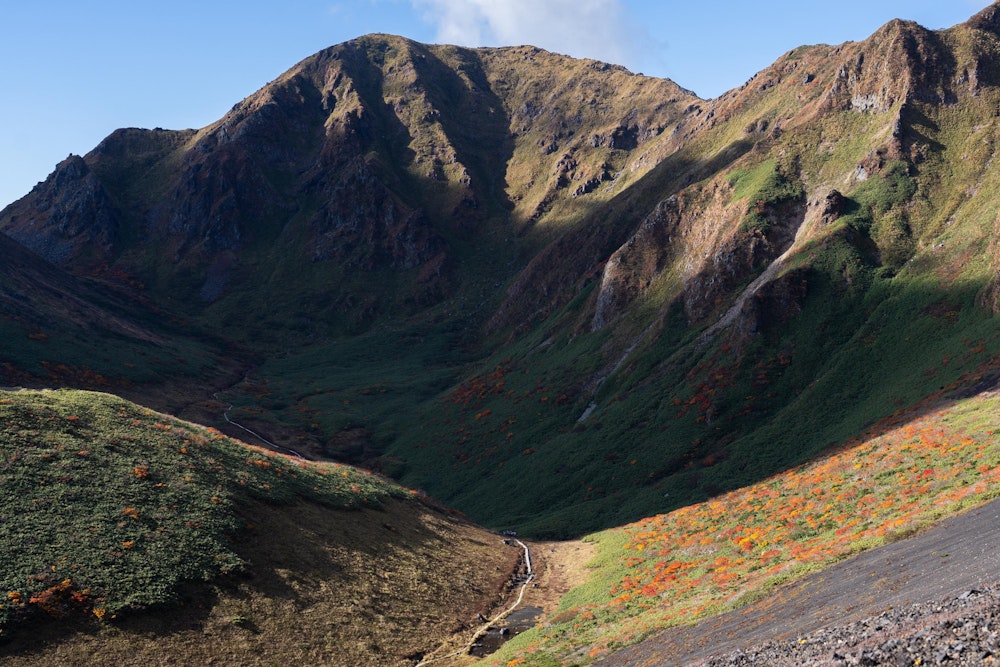 <p>何度でも振り返る。<br>上空を漂う千切れ雲によって、山に陰影ができて立体感が際立つ。</p>