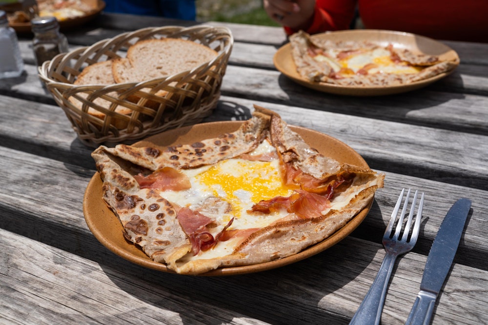<p>ランチタイムには今日の宿に着いてしまったので、外のテラスで昼食。<br>生ハムと卵のクレープは絶品だった。</p>