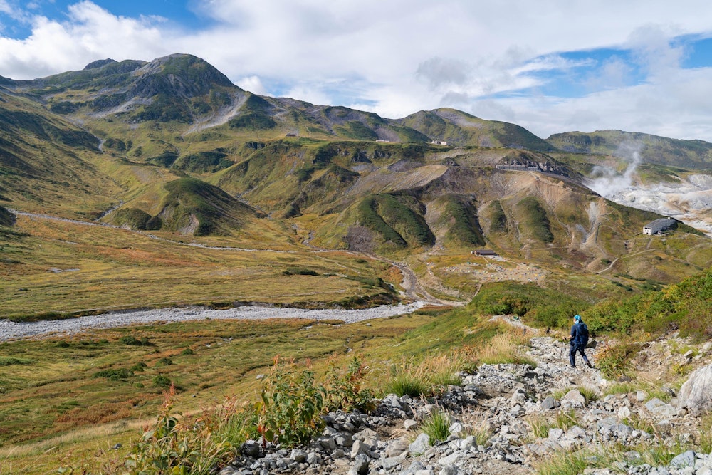 <p>下りている途中で天気は回復していった。こうして上から見下ろすと、室堂付近の紅葉もだいぶ進んできたことがわかる。もう秋の雰囲気だ。<br>このあとはゆっくりとテントを撤収し、帰りのバスに乗った。初日のケーブルカーに乗る段階で大幅な計画変更があったが、終わってみれば大満足の山旅となった。</p>