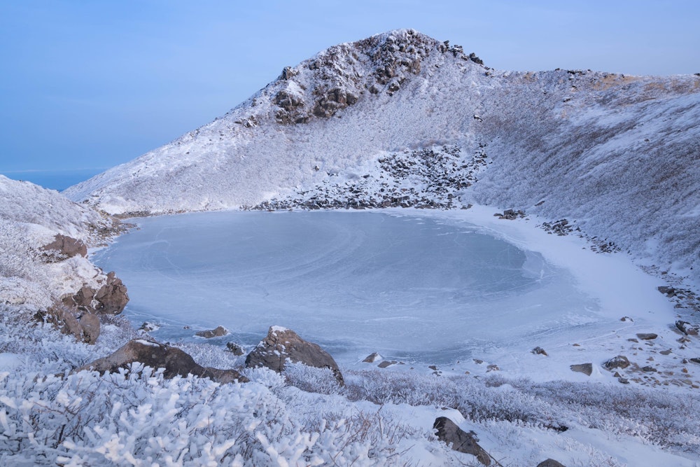 <p>凍りついた御池の全景。</p>