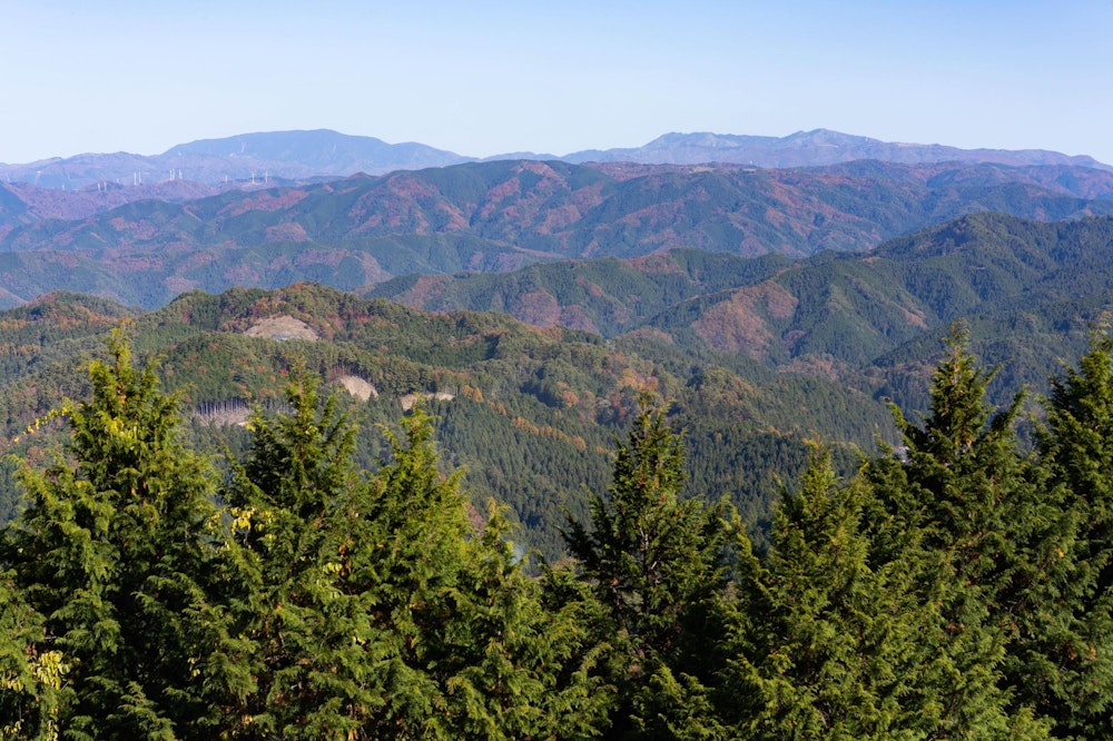 <p><span style="color:#000000">その見晴らし台からの景色。</span><br><span style="color:#000000">遠くに見える二つのこんもりとした山は、左から恵那山と大川入山。どちらも行ってみたい山。</span></p>