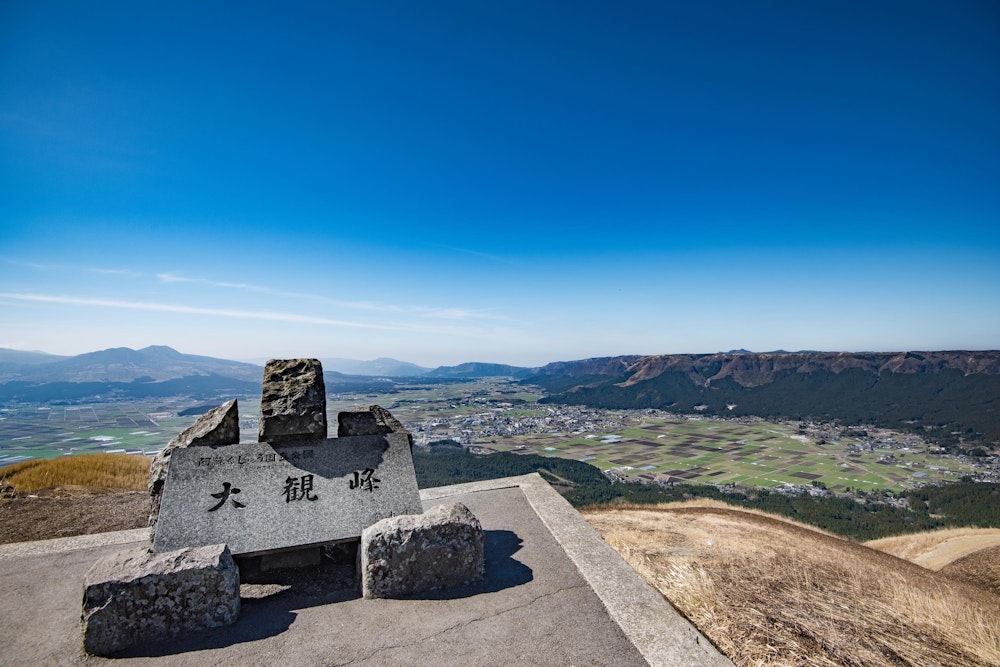 <p>再び阿蘇へ。数日前に九州を南下しながら阿蘇を通った際は天気が悪かったが、2回目の大観峰は快晴。<br>阿蘇カルデラに広がる田園風景を一望できた。</p>