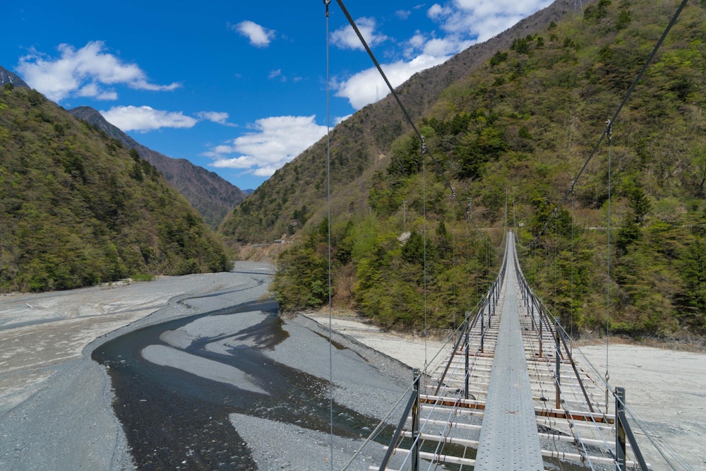 <p>畑薙大吊橋まで戻ってきた。長い道のりだったが、それだけ大きな達成感を得られた。<br>聖岳のリベンジを果たし、着実に登山のレベルを上げていけている。<br>これからもマイペースで登りたい山を登れるようになっていきたい。</p>