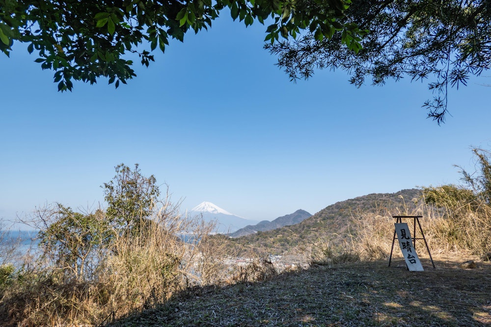<p>登山道に入って少し登ると「見晴台」に出る。北側がひらけていて、内浦湾や富士山を一望できる。</p>
