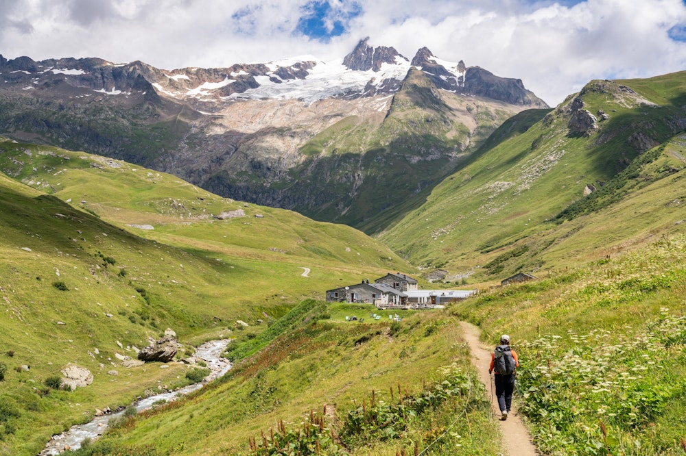 <p>本日の宿、モッテ小屋（Refuse des Mottets）が見えた。<br>エギーユ・デ・グラシエ（Aiguille des Glaciers: 3,815m）の山体が大きい。</p>