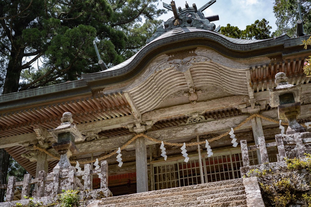 <p>玉置神社は、十津川村の奥地にあるにもかかわらず、非常に多くの参拝客で賑わっていた。</p>