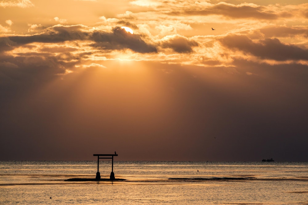 <p>海上遠くには鳥居があった。</p>
