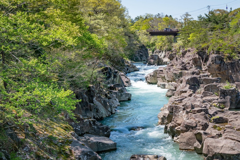 <p>最後は厳美渓。コバルトブルーの渓流が美しかった。<br>4 日間のドライブ旅行だったが、どの日も素晴らしい天気に恵まれ、充実の東北旅となった。</p>