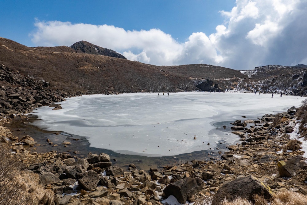 <p>期待していなかった御池は、縁のわずかな部分を除いてほぼ全面結氷していた。<br>氷の上に立って遊んでいる登山者も多かった。冬のくじゅうの楽しみのひとつ。</p>