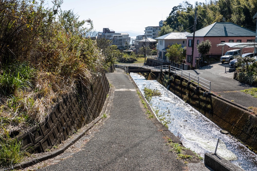 <p>低い山なので、あっという間に里に下りてきた。<br>人里が近いのは安心感がある。バスに乗って高舞登山に戻った。<br>日帰りで慌ただしい山歩きではあったが、初めての天草は思っていた以上によかった。<br>次回はグルメなんかも楽しみたい。また来よう。</p>