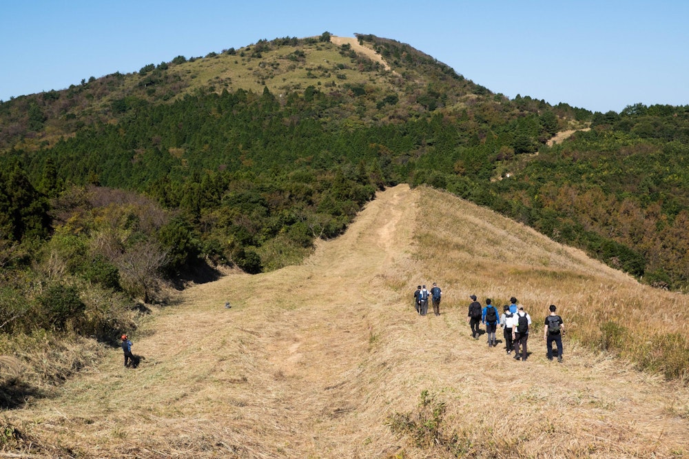 <p>今回は会社の仲間と大所帯の山行。<br>貫山の直下にある急登で打ちのめされる。</p>