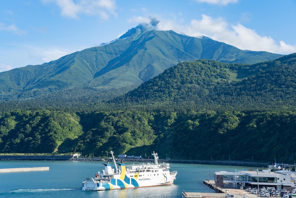 <p>帰りのフェリーを待っている間、港近くの高台から利尻山を眺めていた。<br>山頂の雲が取れて、その全容が姿を見せてくれた。<br>凛々しい佇まいをしている。</p>