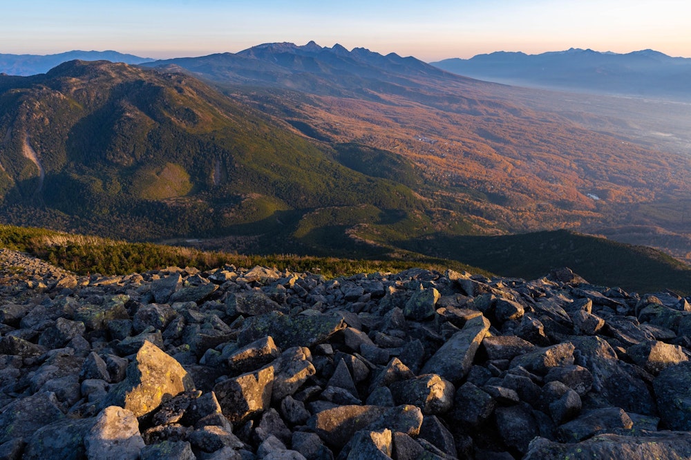 <p>八ヶ岳連峰の最北端にある蓼科山からは、南部に連なる八ヶ岳の山々が一望できる。<br>遠くから見ると蓼科山も八ヶ岳の一部のように連なって見えるが、蓼科山から見る南八ヶ岳は遠く離れた別の山に見える。</p>
