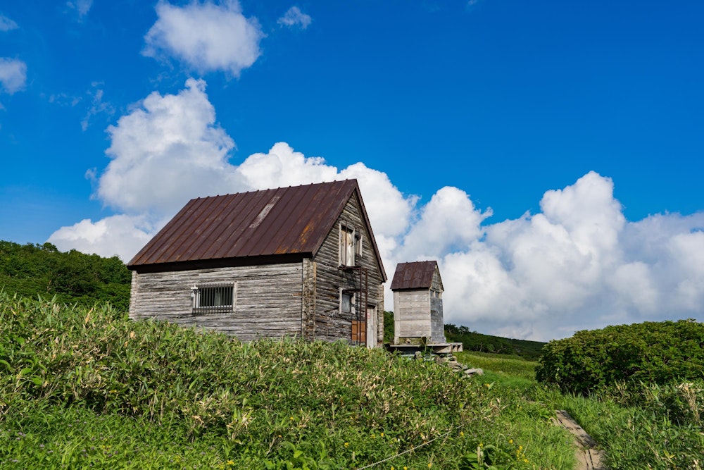<p>二日目の宿泊地はヒサゴ沼避難小屋。<br>小さい避難小屋だが、人も多くなく快適な夜を過ごすことができた。</p>