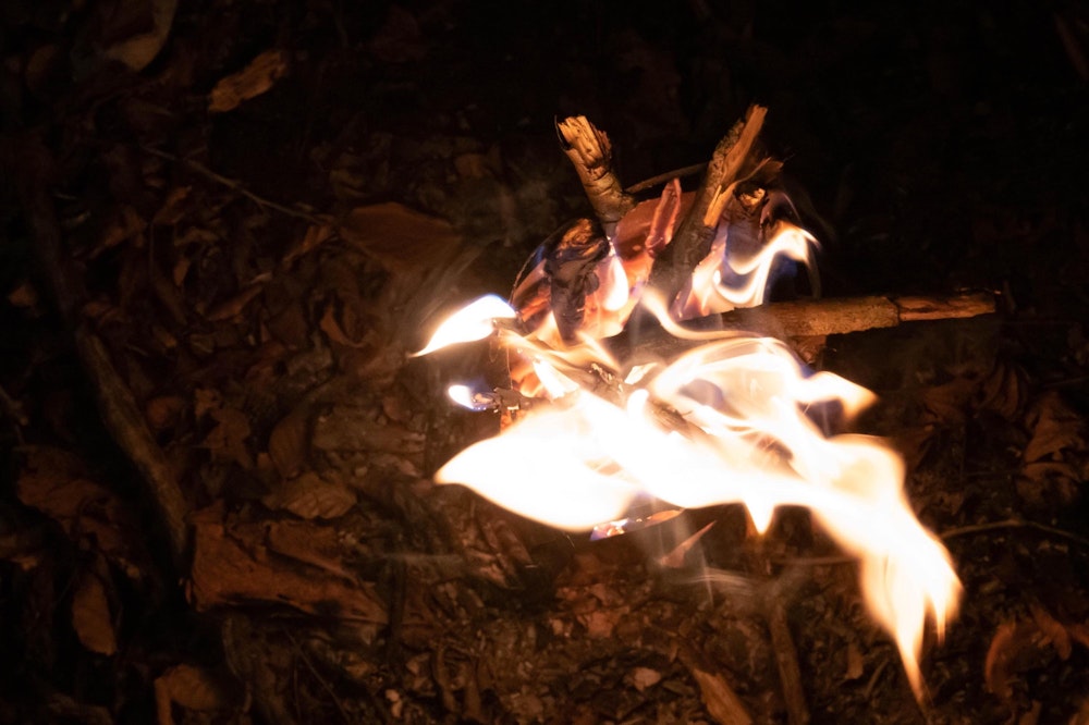 <p>夜は、仲間が持参していたソロストーブの小さな火を囲んで語らう。</p>