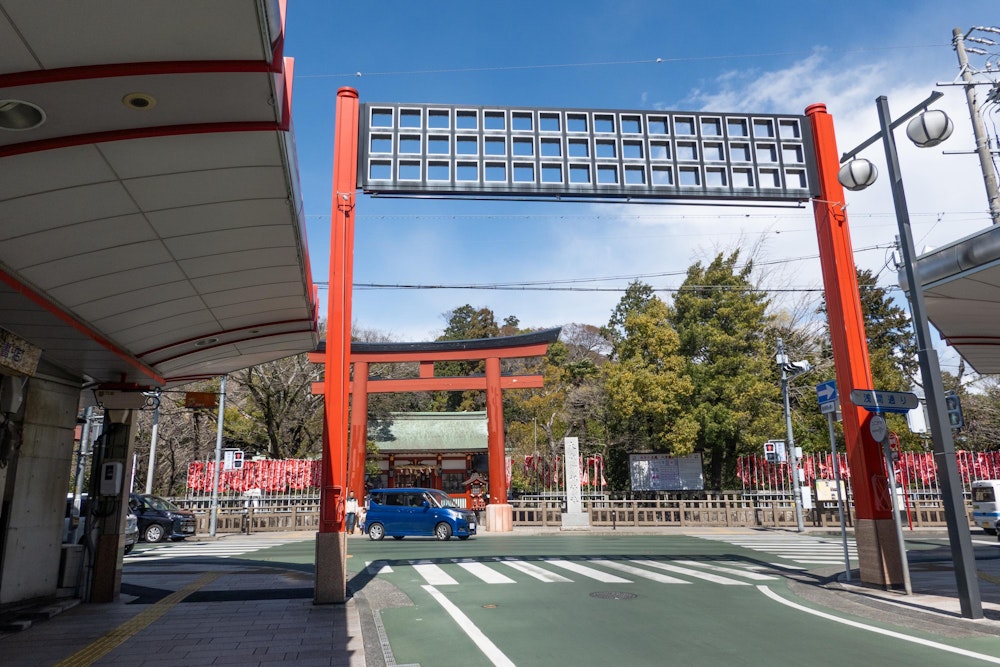 <p>静岡浅間神社の境内が賤機山の登山口となっているため、赤鳥居を潜る。</p>