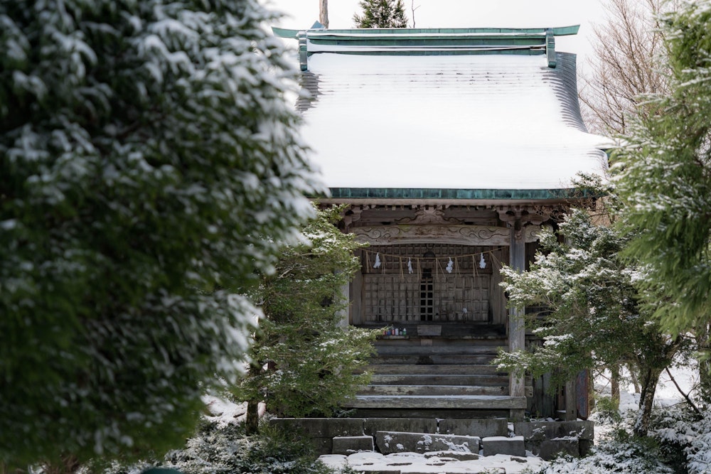 <p>英彦山神宮 中津宮。<br>積もったばかりの春の雪。</p>
