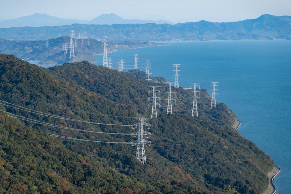 <p>無限に連なる鉄塔。隣の大矢野島のほうまで続いている。<br>この規模の送電線を、どうやって建設しているのか気になる。</p>