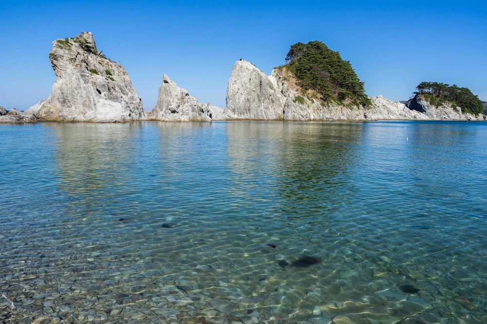 <p>浄土ヶ浜の海はとてもよく透き通っていて綺麗。</p>