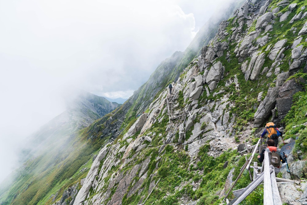<p>北岳頂上直下のトラバース道。<br>危険なように見えるが、ゆっくり歩けば問題ない。すれ違うときは注意だ。</p>