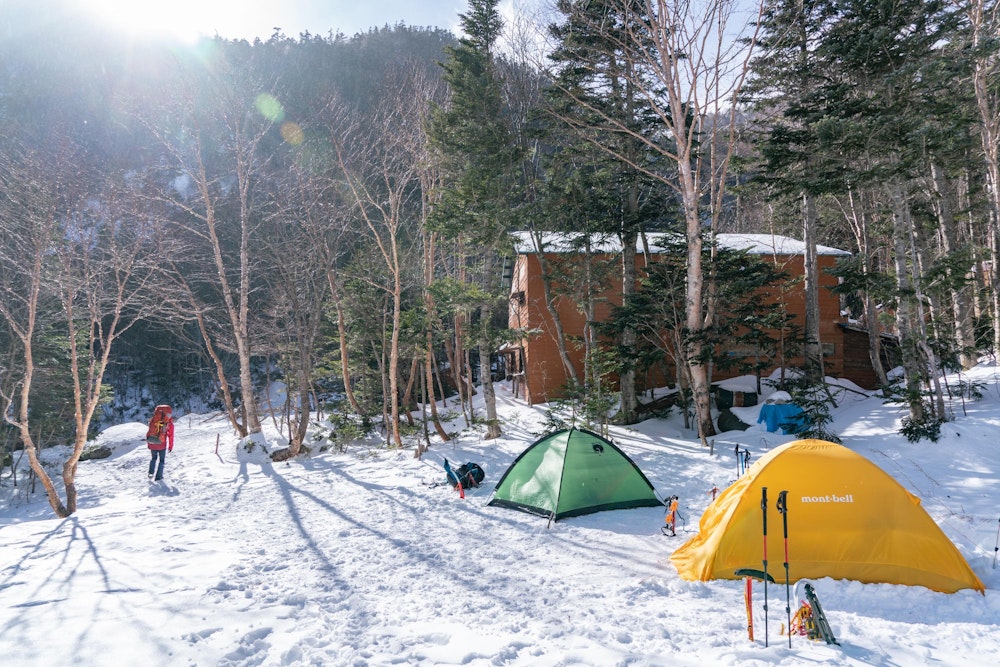<p>鳳凰小屋。<br>ここにテントを張ってから、日が暮れる前に地蔵ヶ岳山頂を目指す。<br>この場所ですら強風で、テント設営に一苦労だった。</p>