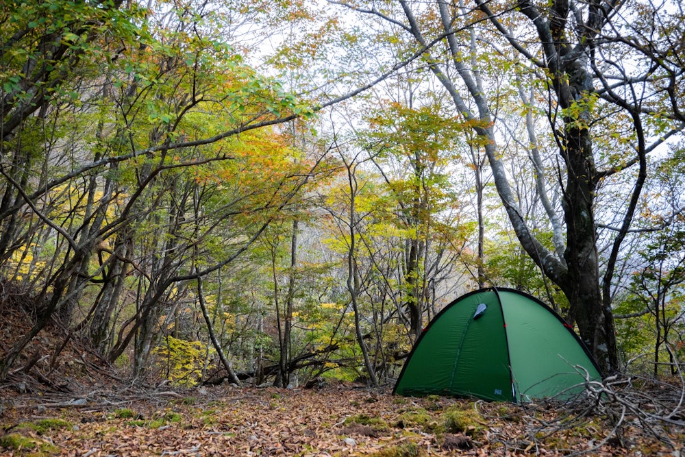 <p>日が暮れる前に、場所を決めて幕営。</p>