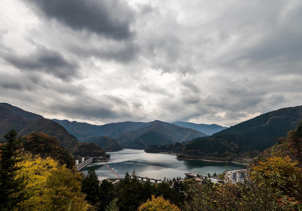 <p>終点、奥多摩湖。天気が崩れる前に帰ろう。<br>都内の自宅からお手軽に日帰りハイキングを楽しめる、いいコースだった。</p>