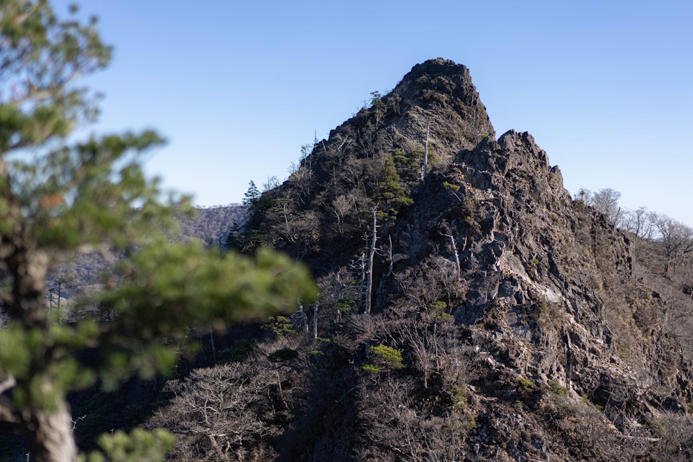 <p>鹿納山。どこを登るのかと思いながら近づいていくと、右手側を回り込むようにして登山道がつけられていた。</p>