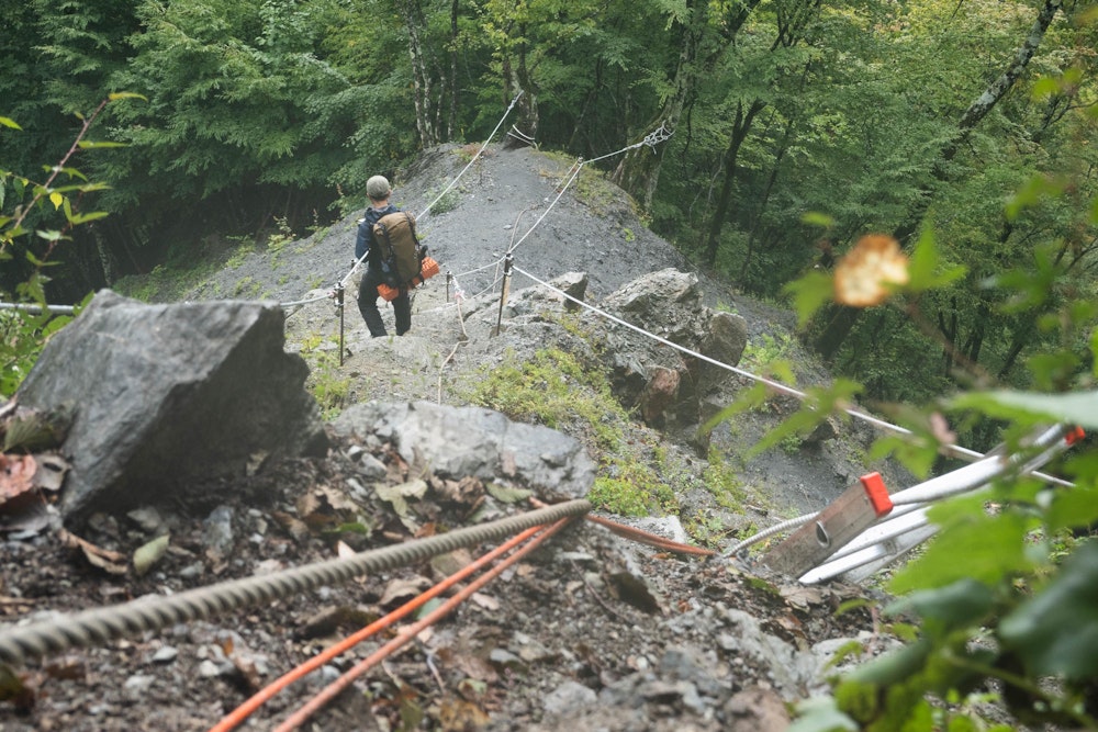 <p>両側が切れ落ちたザレ気味の急坂。ハシゴとロープに身を任せて慎重に下る。この先も注意箇所が多い。<br>予定外の下山、そして新倉への道は想像以上の難路であったが、<span style="color:#000000">やはり南アルプスは厳しくも美しい、素晴らしい場所だった。</span><br><span style="color:#000000">笊ヶ岳はまたリベンジしようと語りながら、来年に思いを馳せて帰路についた。</span></p>