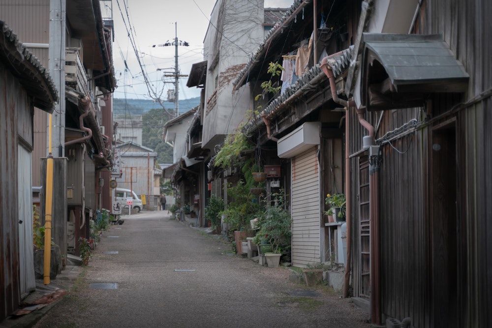 <p>路地裏には、飾らないありのままの風景がある。こんなのもいいよね。</p>