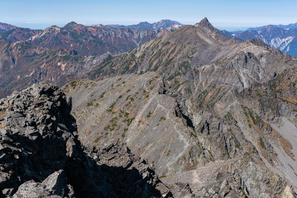 <p>笠ヶ岳と対照的に、どこから見てもそれとわかる山容をしているのが槍ヶ岳。</p>