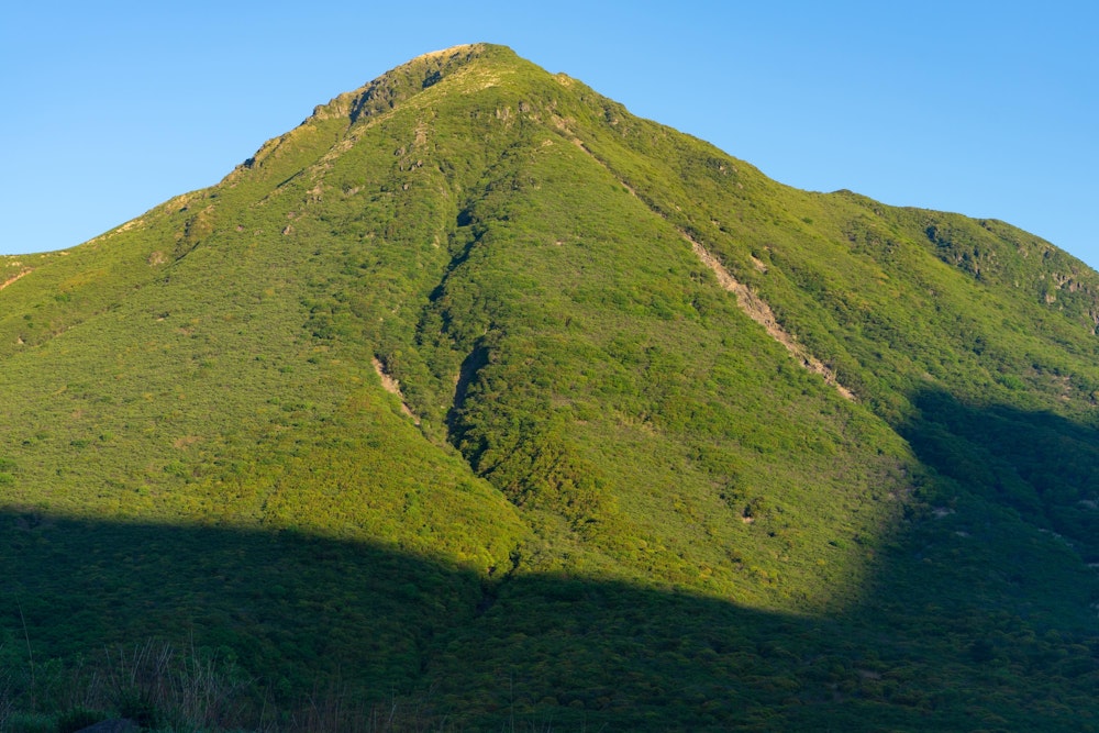 <p>二日目の朝。目の前に三俣山が聳え立つ。<br>今日はここに登ってから下山する。</p>
