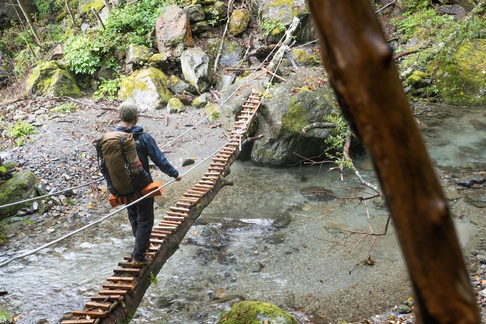 <p>丸太一本の橋。見た目より歩きやすい。<br>新倉への下山路は、カラマツと笹の道が終わると大きな岩がゴロゴロした沢沿いの道に変わる。この道は不明瞭だったり、渡渉があったりして気を遣う。</p>