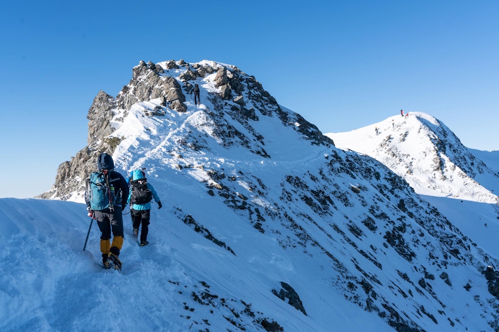 <p>山頂直下はちょっとした細尾根になっているが、安定していて危険というほどの場所はない。</p>