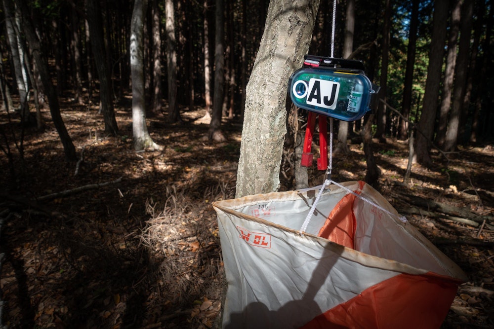 <p>コントロールポイントには、このようなオブジェクトが設置されている。<br>この端末に、手元のチップを近づけることでパンチできる。</p>