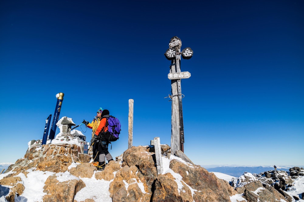 <p>冬の赤岳登頂。夏に崩壊していた山頂標識は真新しくなっている。<br>それにしても、成層圏にいると勘違いしてしまいそうな、信じられないほど濃い青空。<br>よっぽど空気が澄んでいるのだろう。</p>