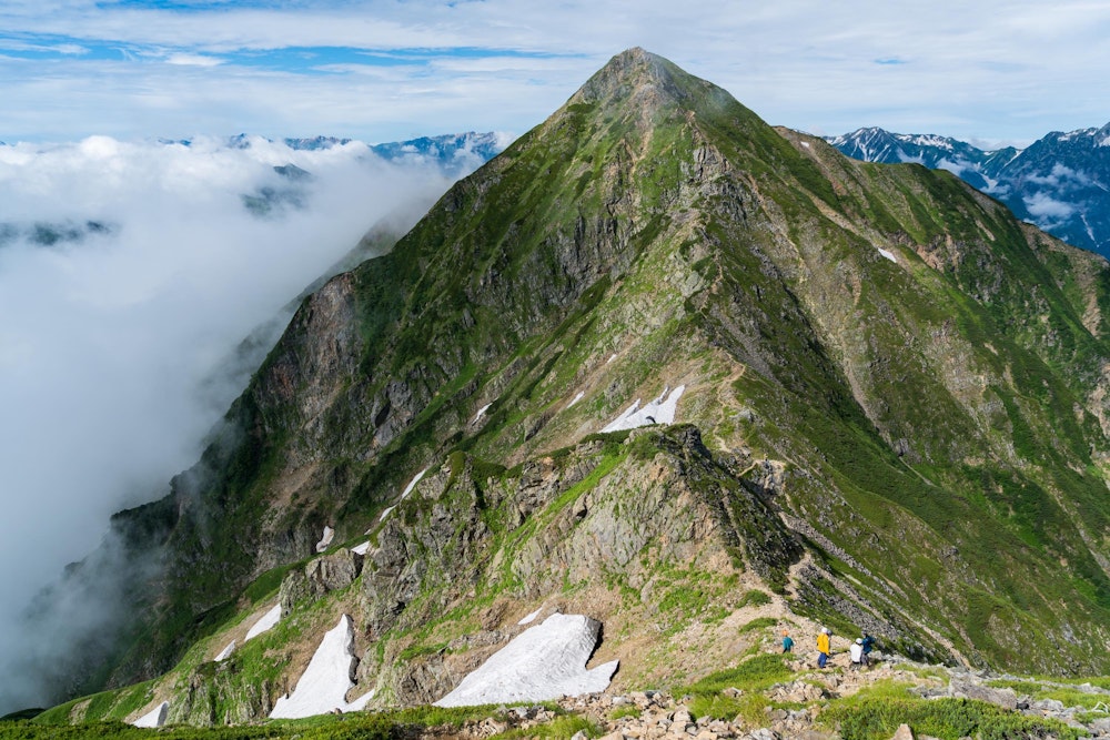 <p>鹿島槍ヶ岳に到着。北峰から南峰を見る。<br>このあたりに難所はなく、ここまで来れば安心して歩ける。</p>