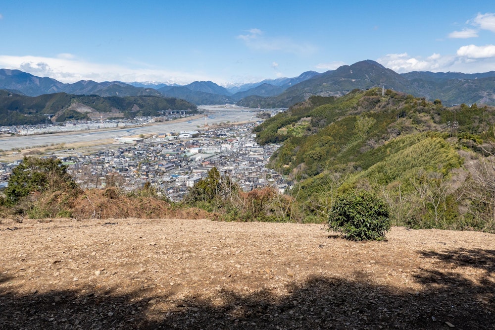 <p>賤機山のさらにすこし北まで足を伸ばすと、北側が開けた場所に出る。<br>この場所から見る安倍川上流方面の景色が美しい。</p>