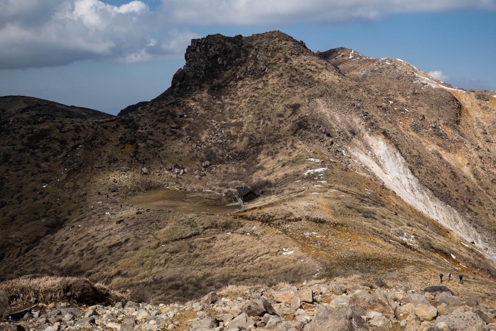 <p>湧き出てきた雲の影が落ちる星生山を眺めながら、来た道を戻る。</p>