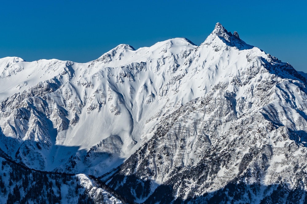 <p>燕岳の頂上から燕山荘に戻ってくることには、太陽が高くなって周りの山は白く輝いていた。<br>冬の槍ヶ岳はエキスパートの領域だろう。</p>