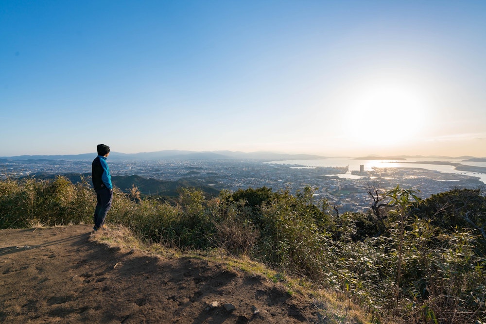 <p>立花山の魅力は、頂上の眺めの良さ。<br>西側が大きく開けており、福岡市街が見渡せるようになっている。</p>