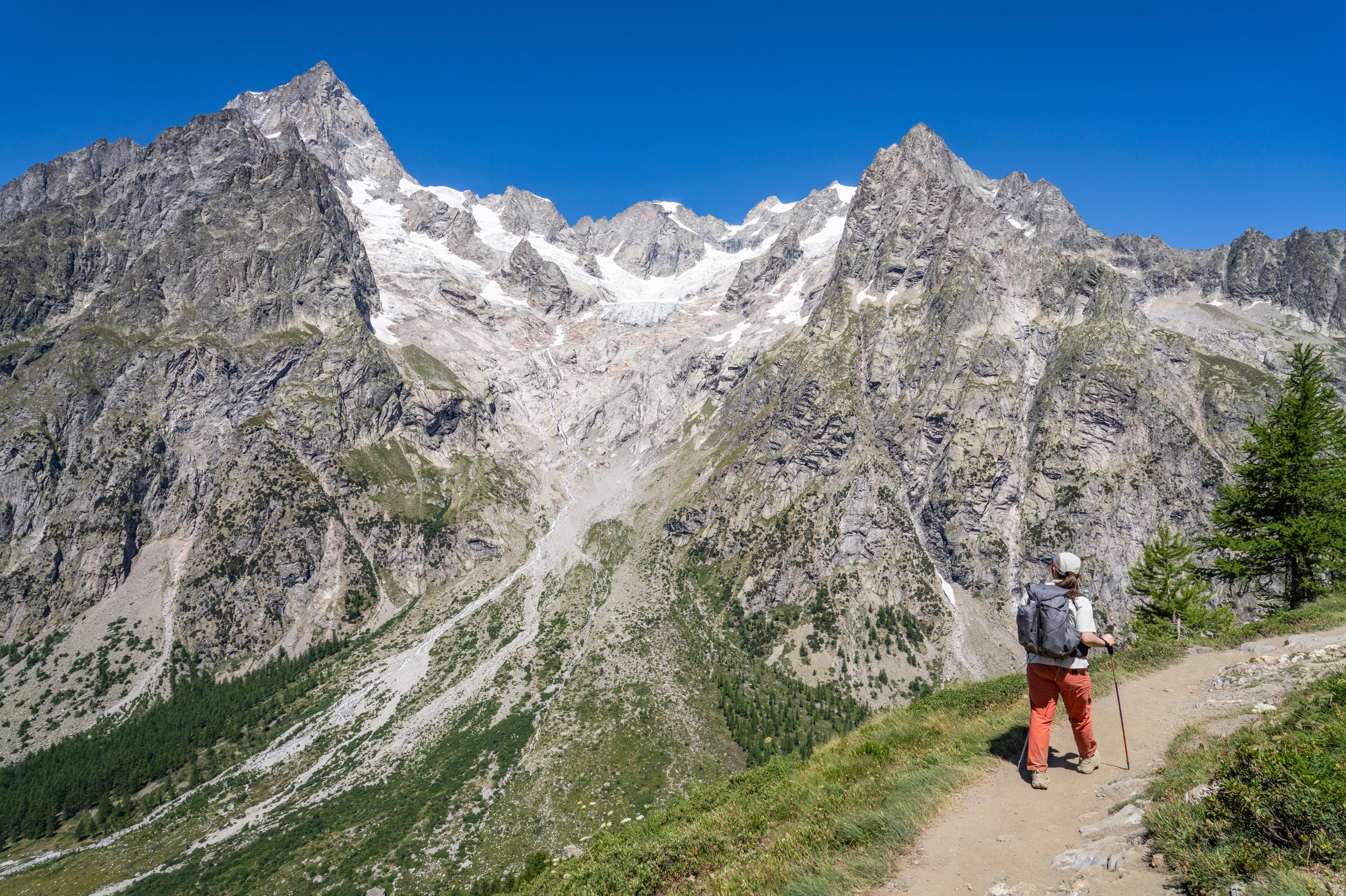 山崎数男「モンブランへアルプスの街」約6号水彩,郷愁のアルプス臨場感 山崎数男「モンブランへアルプスの街」約6号水彩,郷愁のアルプス臨場感