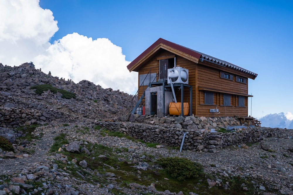 <p>赤石岳の頂上直下に立つ、赤石岳避難小屋。<br>こちらも避難小屋状態になっており、気軽に宿泊できる。<br>今日はここで夜を過ごす。</p>